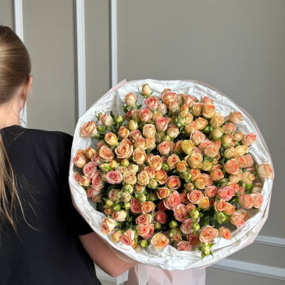 Моно букет из кустовых роз